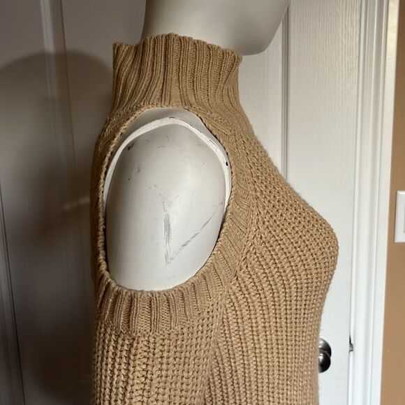 Cold shoulder  Sweater/Size L - Picture 2 of 6